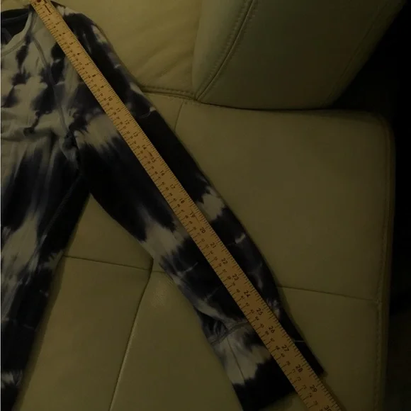 GREEN TEA Size XL Sweatshirt, blue and white tie-dye long sleeve, Crewneck. - Picture 4 of 6